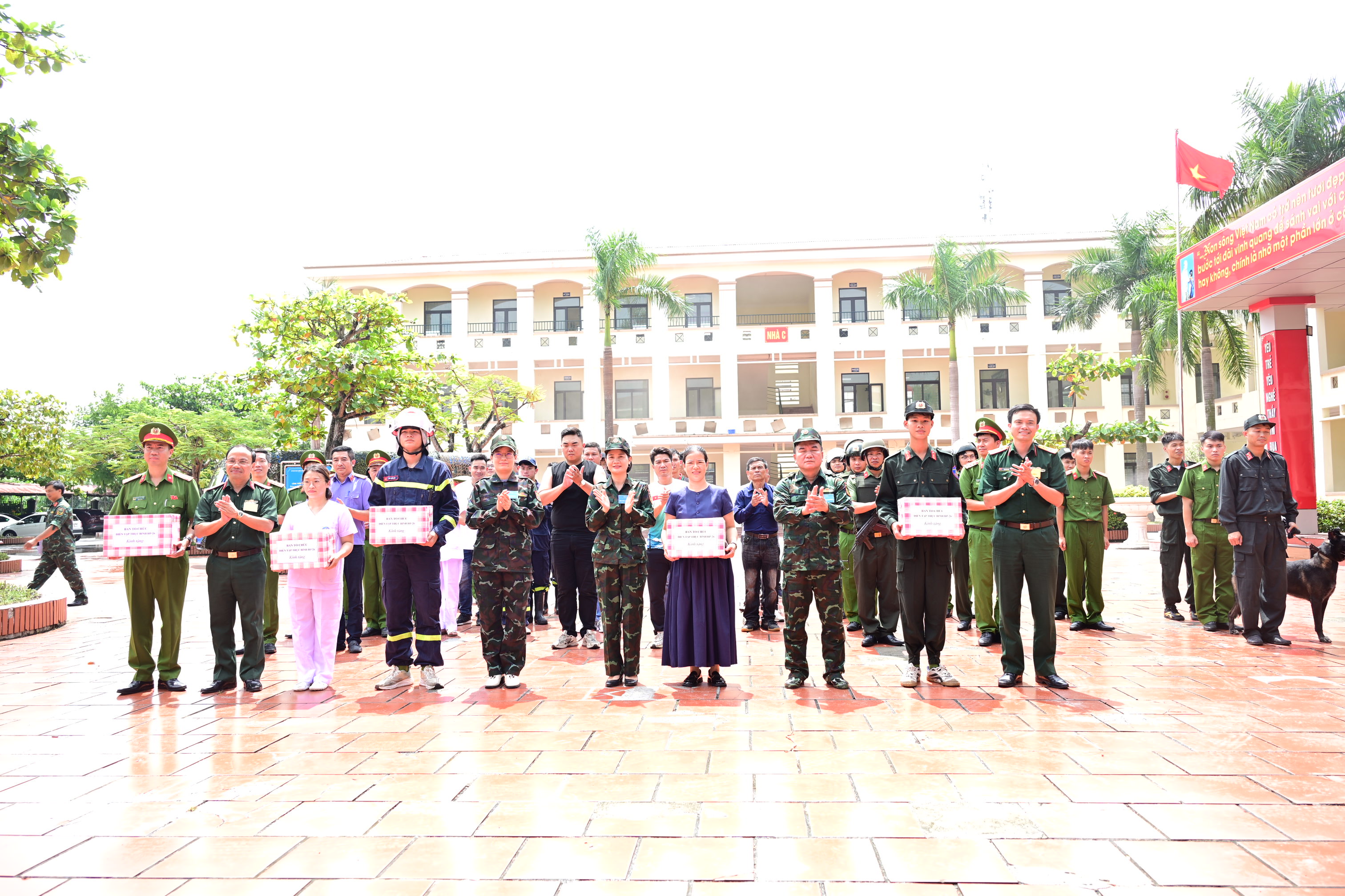 Công an phường Thiên Hương chủ trì diễn tập thực binh chống khủng bố, giải cứu con tin và CNCH